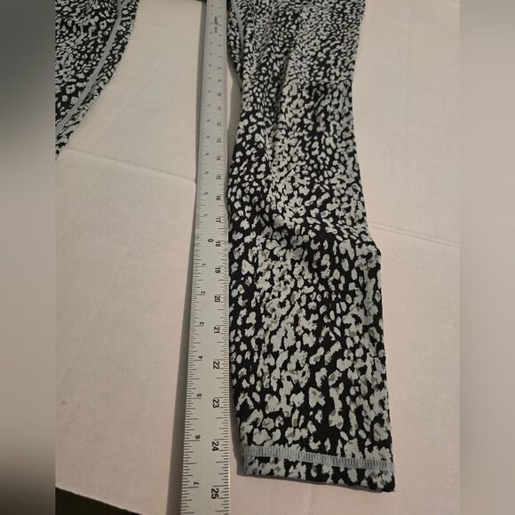 Varley Blue And Black Animal Print Leggings 25" Inseam Size Small - Picture 6 of 9